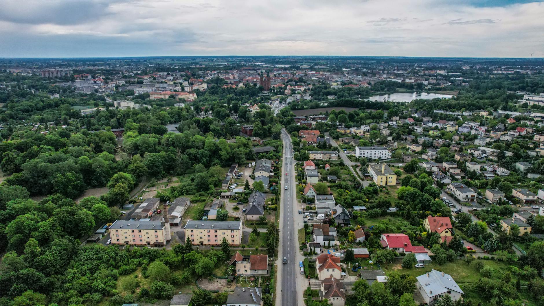 Wykresy i dane statystyczne dotyczące Jaworzna na podstawie analizy danych GUS.