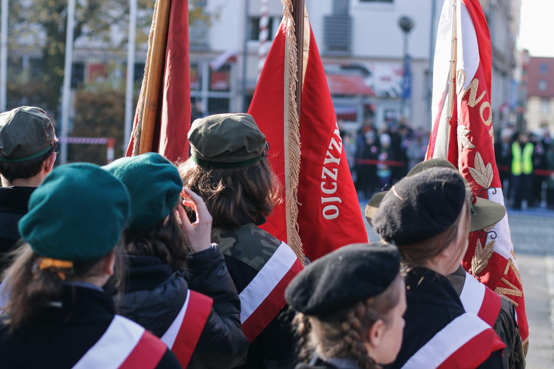 Uroczystości Święta Konstytucji 3 Maja na Rynku w Jaworznie z udziałem mieszkańców i pocztów sztandarowych.