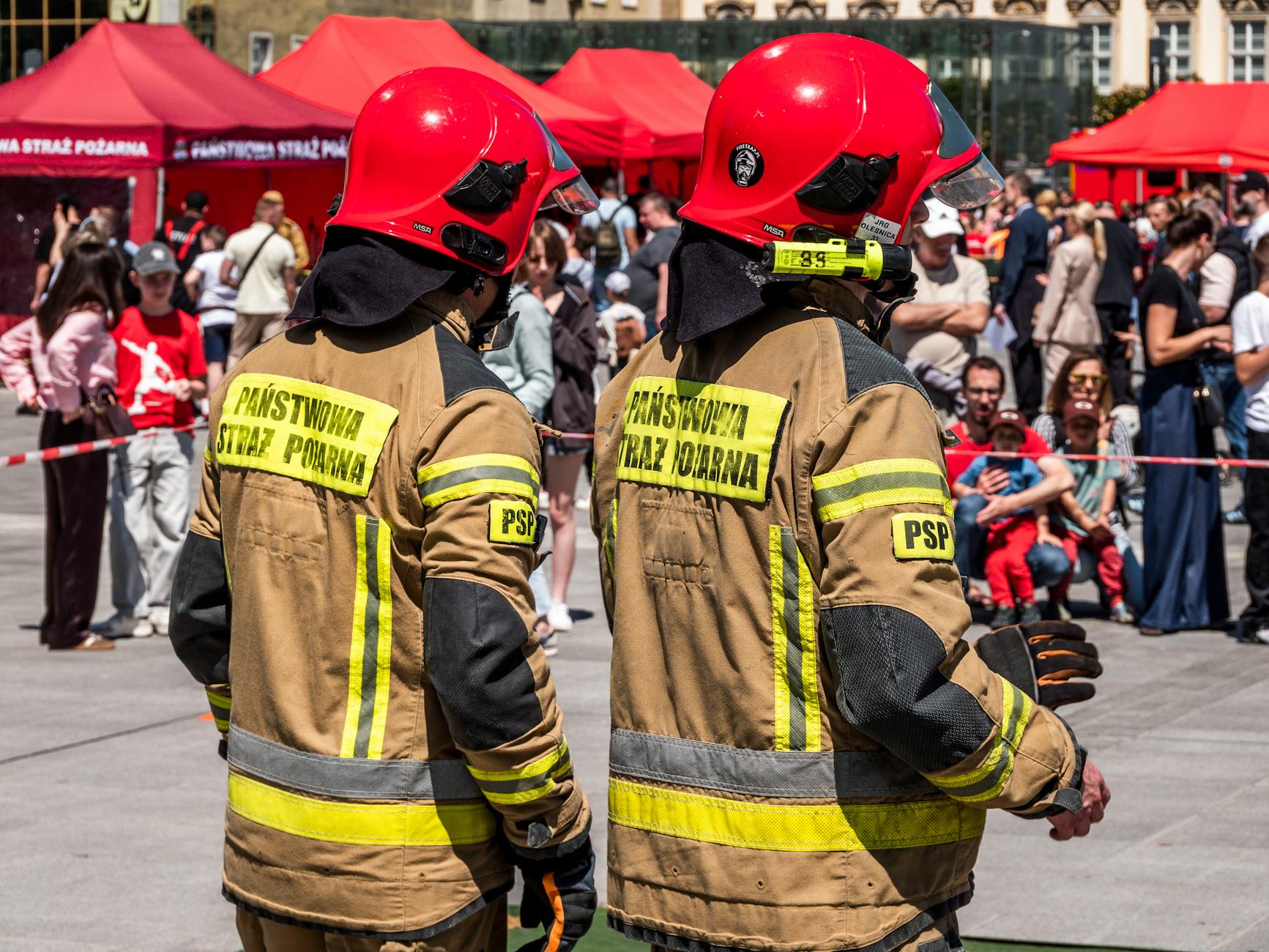 Strażacy Państwowej Straży Pożarnej w Jaworznie podczas akcji lub uroczystości z okazji Dnia Flagi RP.